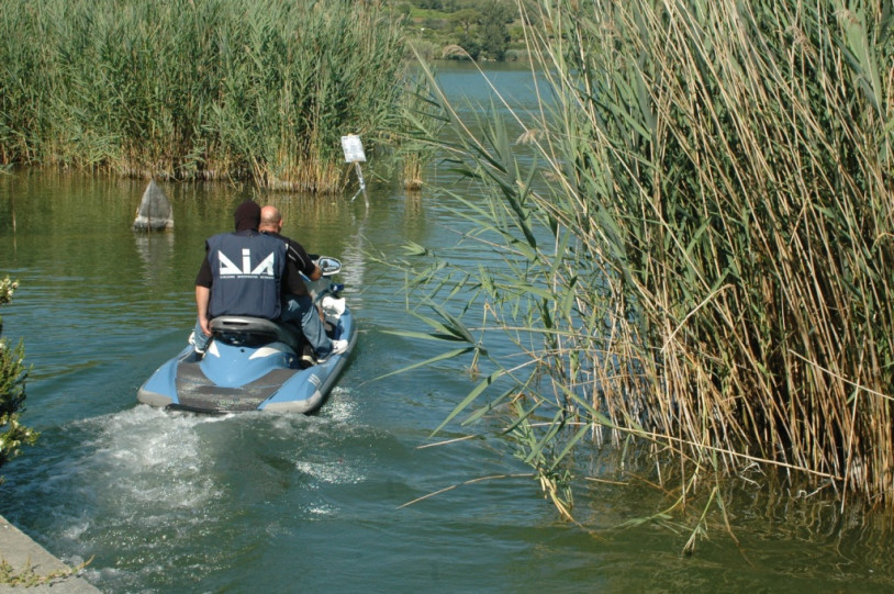 Le operazioni di sequestro del lago d'Averno da parte della Polizia