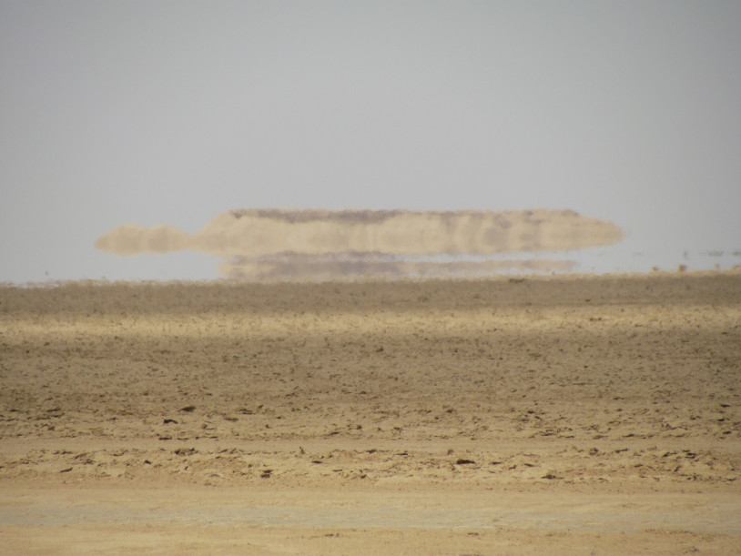 Fata Morgana osservata nel deserto del Sahara, a sud della città di Tozeur, Tunisia