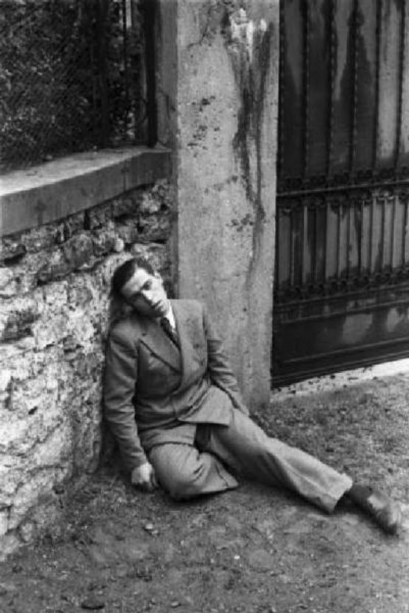 Bonzanigo. Bill and Pedro - reconstruction of the killing of Benito Mussolini. A man simulates the moment of death. Photo by Federico Patellani, 1945